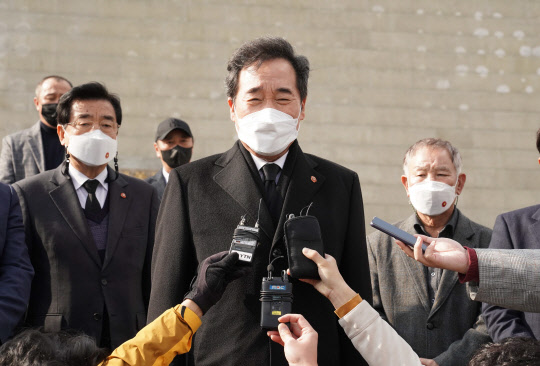 3일 더불어민주당 대선 경선 주자였던 이낙연 전 대표가 제주시 봉개동 4·3평화공원을 찾아 참배한 뒤 기자들과 인터뷰하고 있다. 제주4·3평화재단 제공=연합뉴스.